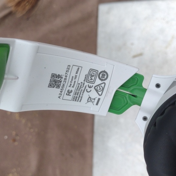 Turtle Beach White and Green Over-Ear Headphones nwot - Picture 2 of 3